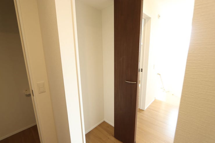 2階トイレ横に便利な収納スペース付
