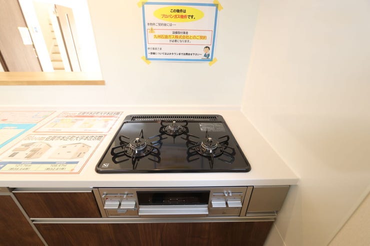 3口横並びで一度に3品同時調理もラクラク。調理スペースもゆったり確保◎