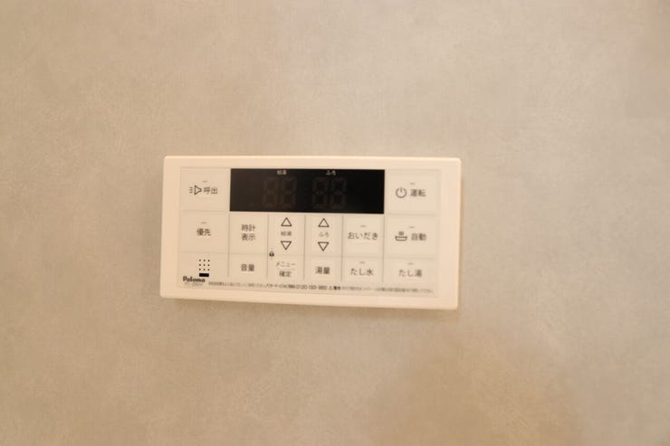 【浴室リモコン】
湯量・湯温の設定、そして保温までワンタッチのフルオートバス。便利な追い炊き機能付きです。