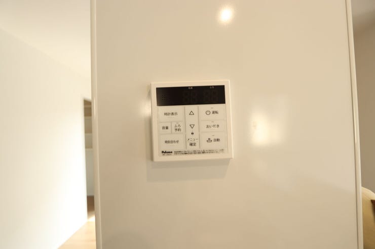 【浴室リモコン】
忙しい時間帯でもキッチンから簡単にお風呂にお湯張りができます。
湯量・湯温の設定、そして保温までワンタッチのフルオートバス。便利な追い炊き機能付きです。