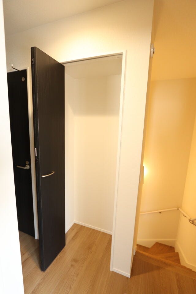 【2階 廊下収納】
階段付近の収納です。
消耗品や掃除道具、救急箱などの家族みんなが使う
「共用の日用品・ストック置き場」としても活用可能!
使い方は無限大です♪
