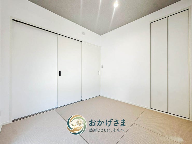 【和室】
リビングの隣に位置し、モダンな琉球風畳とすっきりとした収納を備えた落ち着きある和の空間。