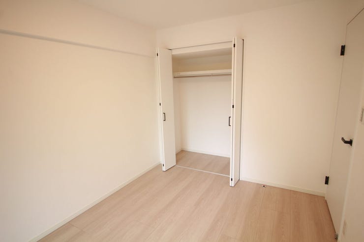 【子供部屋】お子様の成長やライフスタイルの変化に柔軟に対応できるシンプルな洋室。