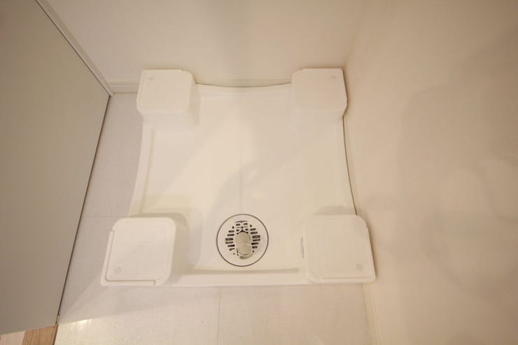 洗濯まわりの日用品を手の届く位置にすっきりと整理できるため、無駄のないスムーズな家事動線を実現します。