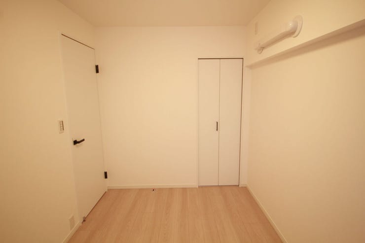 余計な装飾がないからこそ、お好みのテイストの家具やカーテンが映えやすく、自分好みの空間づくりを楽しめる機能的な一室です。