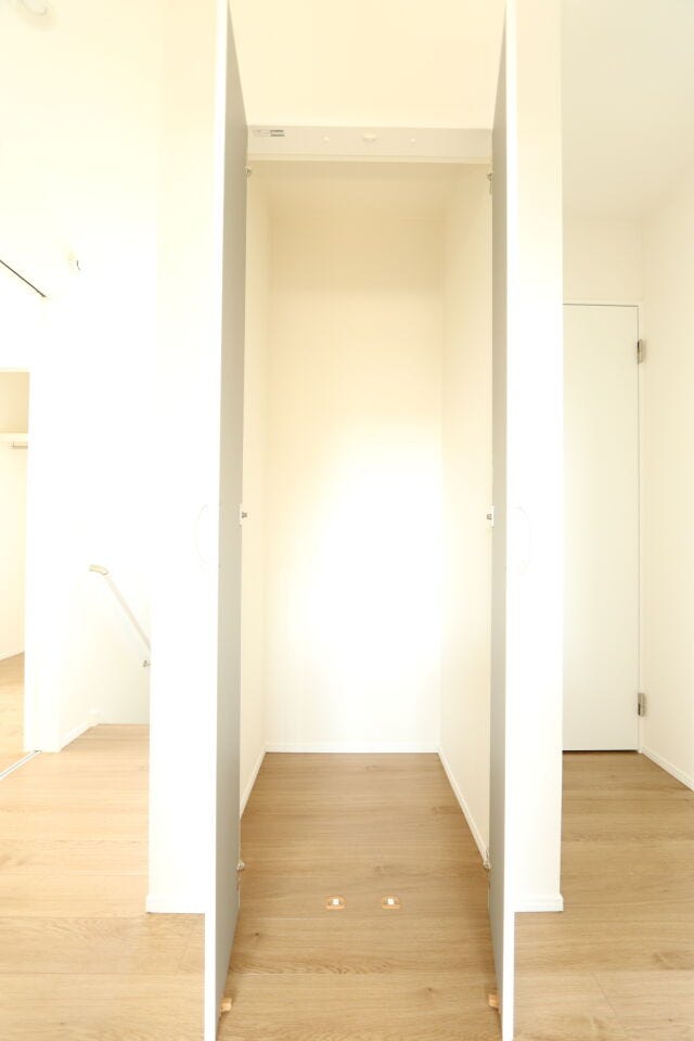 【廊下収納】
【2階 廊下収納】
階段付近の収納です。
消耗品や掃除道具、救急箱などの家族みんなが使う
「共用の日用品・ストック置き場」としても活用可能!
使い方は無限大です♪