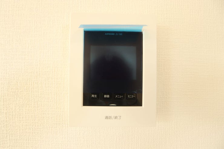 【TVモニター付きインターホン】
訪問者を画像と音声で確認できる、防犯性に優れた安心のシステム。スッキリとしたデザインで、誰でも簡単に操作していただけます。