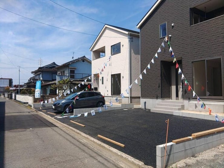 【カースペース】ゆとりある駐車スペースを確保。毎日の車の出し入れもスムーズに行えます。