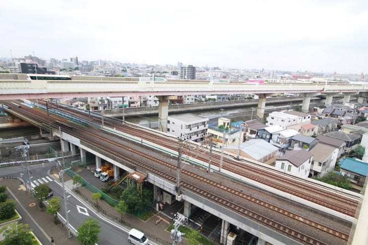 遠くまで見渡せる開放的な眺望。気持ちまでスーッと晴れるような景色です。
