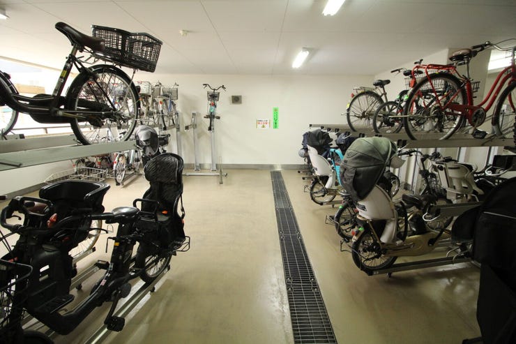【駐輪場】広さがしっかり確保された、敷地内駐輪場。屋根付きで雨や風から守ってくれます。