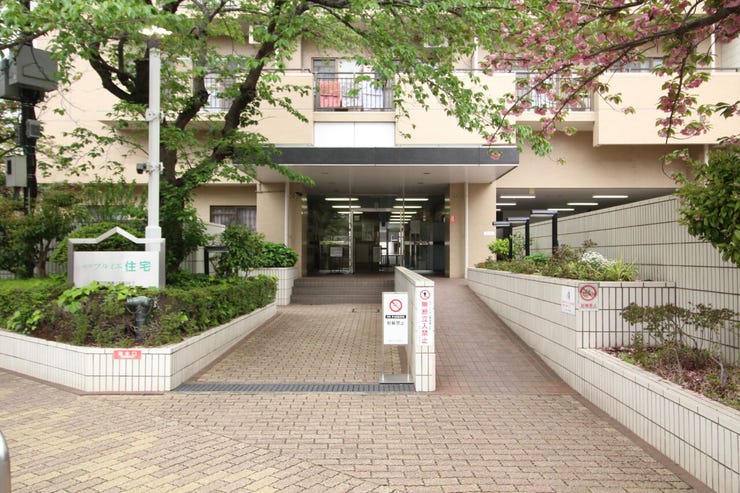 外と内をつなぐエントランスは、まさに顔となる場所。格調高い雰囲気を漂わせて上質な空間を作り出します。