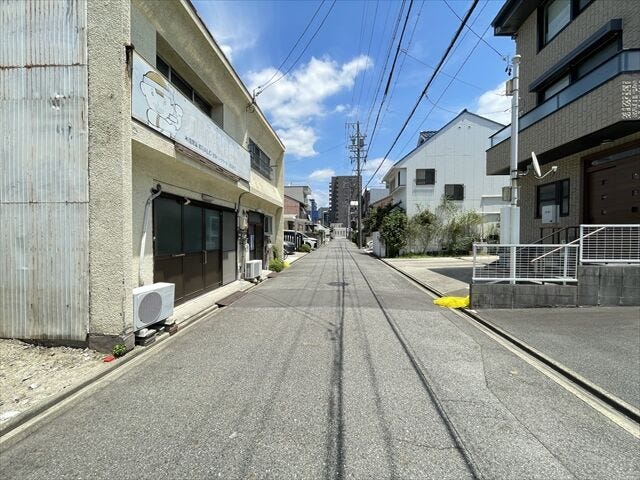 幅員約5.4mの前面道路です。車がすれ違える道幅です。車1台とベビーカーですれ違っても余裕のある道幅は安心ですね。