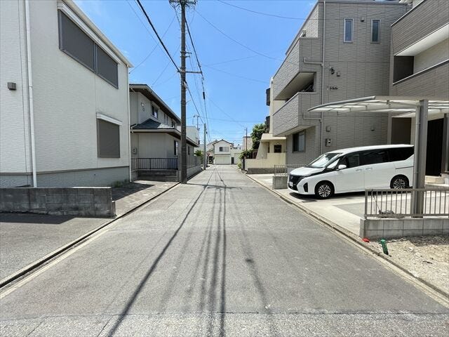 幅員約5.4mの前面道路です。車がすれ違うのに安心な道幅です。道幅が広すぎると交通量が増えてしまうのも心配ですので、これぐらいが理想的な道幅なのかもしれませんね。