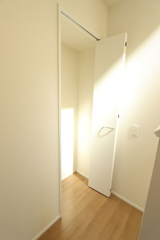 階段横の収納です