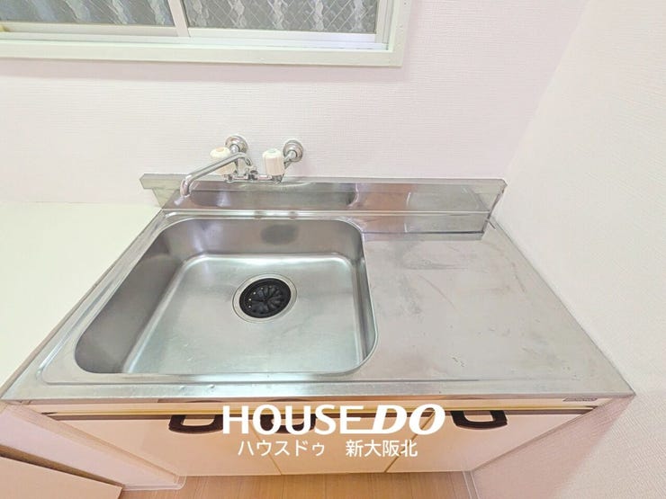 ■作業スペース付きキッチンです♪窓付きで換気もしやすく、お料理のニオイもお部屋に残しません!