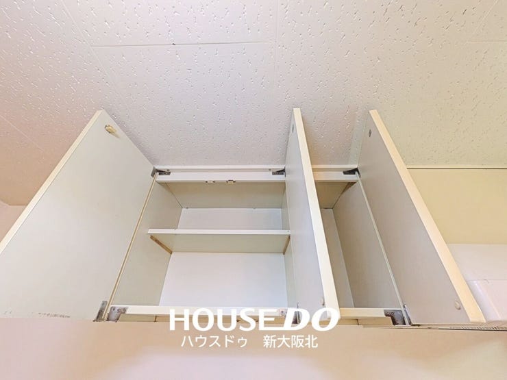 ■キッチン上部には吊戸棚を設置!調理器具やストック品もすっきり収納でき、キッチンを広々ご使用いただけます♪