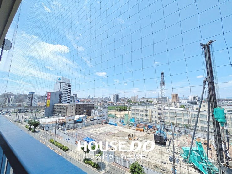 ■バルコニーからの眺望です!
■目の前を遮る建物がないため自然の光がしっかりと差し込み気持ちの良いバルコニーです♪