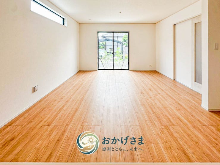 【LDK】
奥の窓まで視線がまっすぐ抜ける、奥行きと開放感を追求した直線的なレイアウトが魅力のLDK。