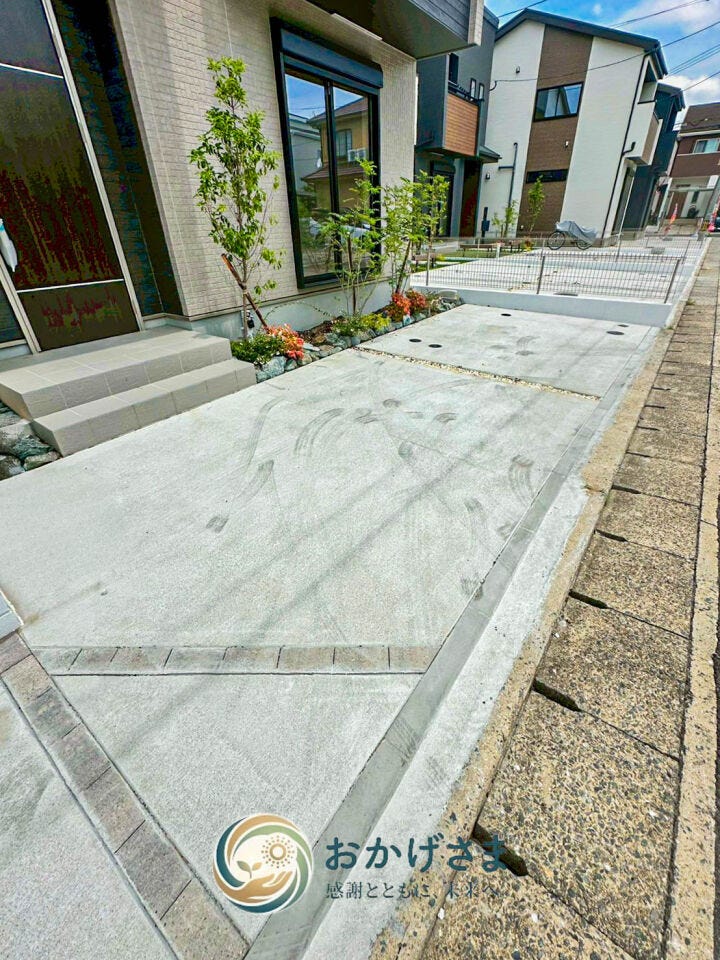 【外構】
並列で複数台の駐車が可能な広々としたカースペース。前面道路からの出入りもスムーズで安心です。