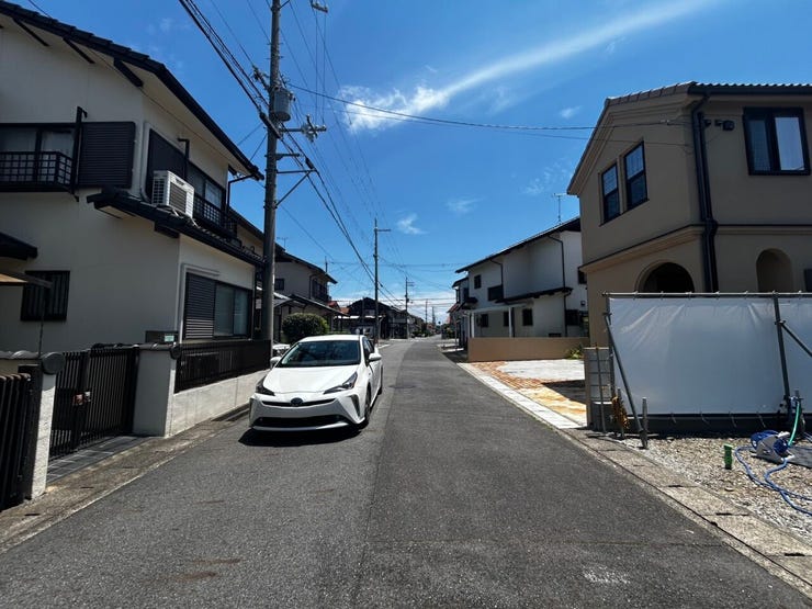 前面道路は約6mございますので、駐車もラクラク♪