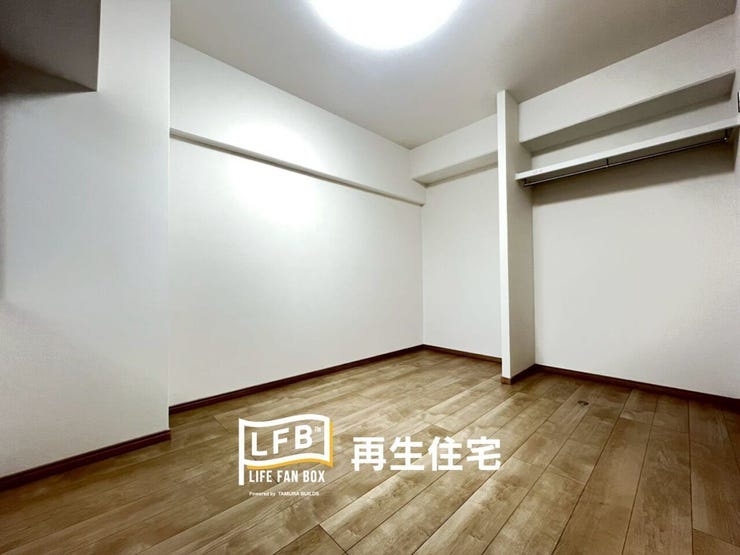 収納充実の玄関側の洋室です。