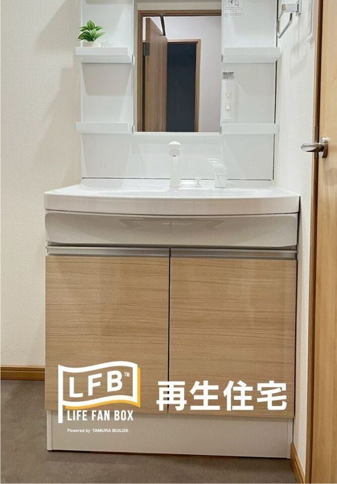 清潔感あふれるスタイリッシュな洗面化粧台。鏡の横には小物を綺麗に整理できるクリアポケットが多数あり、スキンケア用品やヘアアイロンもすっきり収まります。
