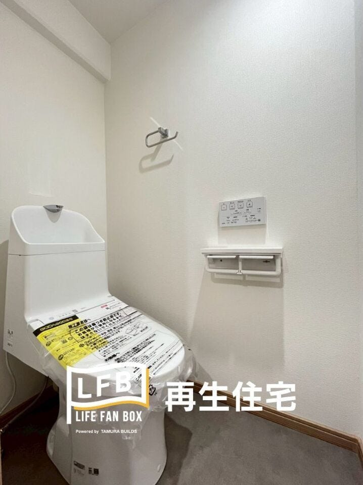 毎日使う場所だからこそ、清潔感にこだわりました。高機能な温水洗浄便座を完備。壁面にはタオル掛けも設置され、シンプルながら非常に使い心地の良い空間に仕上がっています。