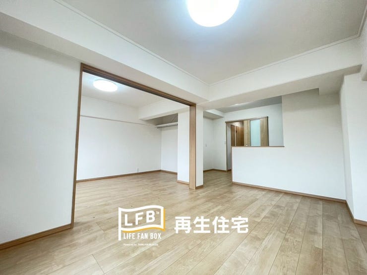 LDKと隣の洋室を繋ぐ引き戸は、床にレールのないフラット仕様。全開にすれば、光が奥まで心地よく届く大空間のリビングとしてお使い頂けます。在宅ワーク時や夜間はサッと閉めるだけでプライベート空間を確保。