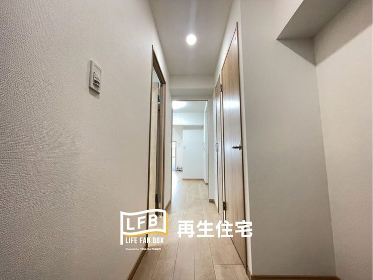 玄関を開けると、優しく落ち着いた木目調の建具とホワイトの壁紙が調和した、スタイリッシュな廊下が広がります。廊下の先には明るいLDKがチラリと見え、お部屋全体の開放感を予感させる設計です。