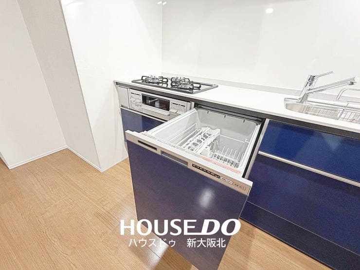 ■スライド式で食器の出し入れがしやすい食器洗浄乾燥機付き!
■高温洗浄で水では落ちにくい頑固な油汚れもスッキリ!
■食器も清潔に保てます!手荒れの心配もなく家事もはかどりますね!