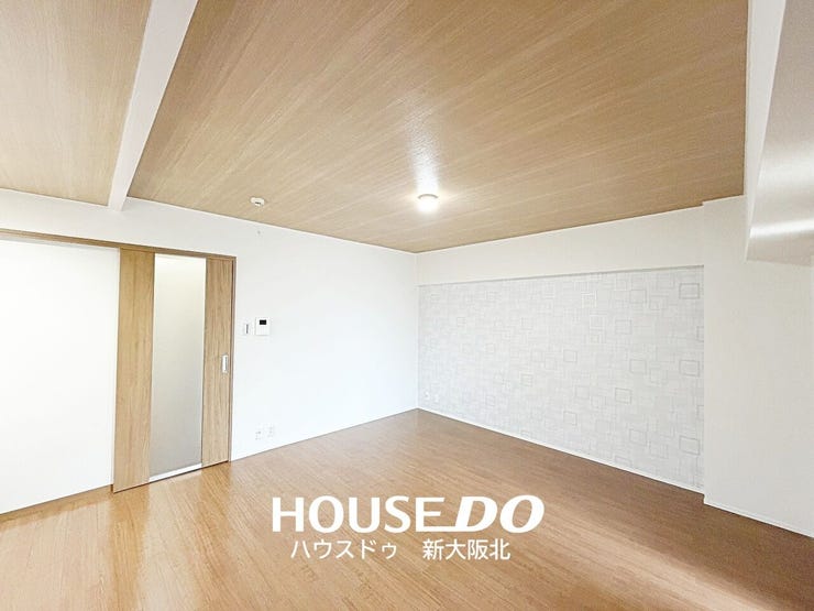 ■壁の一部にアクセントクロスを使用したオシャレなリビング!
■アクセントクロスはオシャレなだけではなく、空間に奥行きをもたせ、お部屋をより広く見せる効果があります!