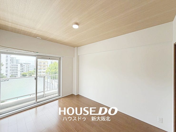 ■リビングから向かって右側の居室です。
■この洋室は6帖あるので、寝室としてもオススメです!
■窓からは気持ちのよい光が差し込みます!毎朝気持ちよく起きられそうですね!