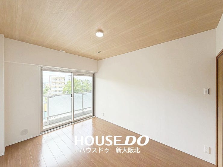 ■リビングから向かって左側の居室です。
■引き戸はドアに比べてデッドスペースができにくく、空間を無駄なく使うことができます!
■家具のレイアウトもしやすいですよ!