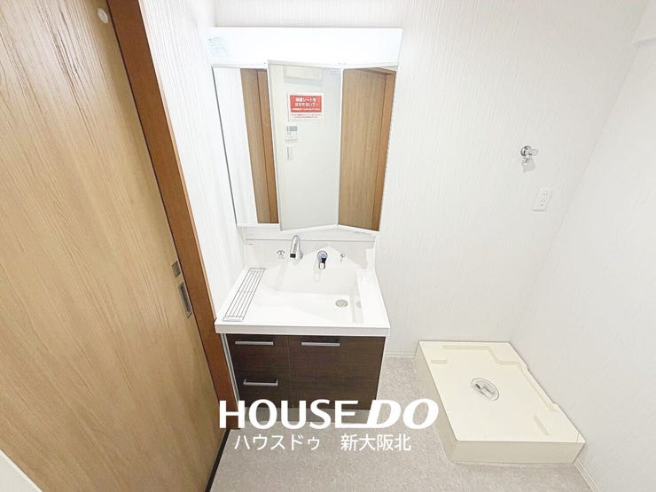 ■嬉しい三面鏡の洗面台!
■三面鏡は鏡の角度を変えることで様々な角度からメイクやヘアスタイルを確認することができるので、整容もはかどります!
■鏡裏の収納が役立ちます!