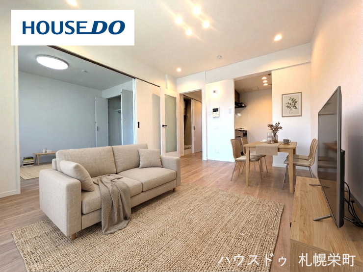 【リビング】
■LDK(約11.3帖)■
縦長のリビングダイニングは、壁面が多くて家具を配置しやすく、食事とくつろぎのゾーン分けもスムーズ。リラックスできる心地よい空間です☆彡※画像はCG加工を施しております。