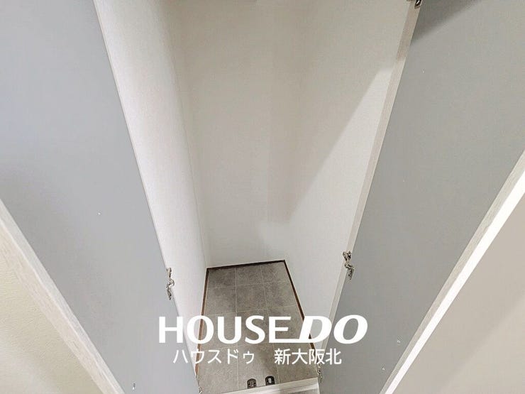 ■玄関にも収納庫!傘やベビーカーなどの収納に大活躍!
■造り付けの収納は地震の揺れで倒れる心配がないので、防災面でも安心です!