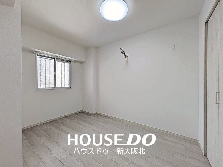 ■玄関入って左側の洋室です!
■各居室は独立性が高く、プライベートを大切にするご家族にもオススメの間取りです!