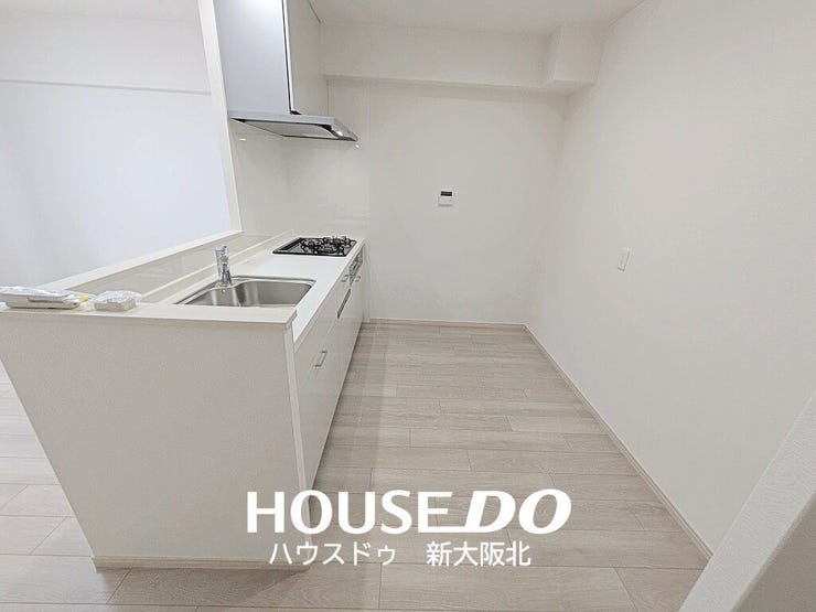 ■ゆとりあるキッチン!お好みの食器棚やカップボードを置くことができます♪
■キッチンにはオシャレなダウンライトを設置!
■ダウンライトは埋め込み式なのでホコリが溜まりにくくお掃除もラクラクです!