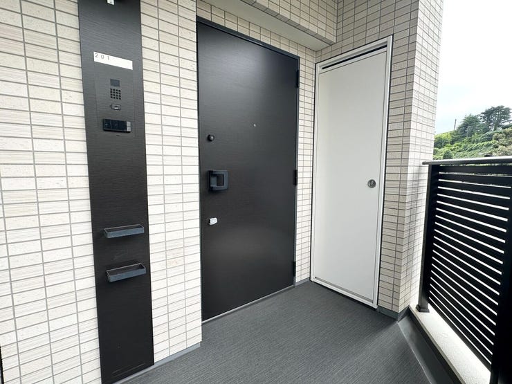 共用廊下から少し奥まった位置にあり、独立性の高い玄関アプローチ。
すっきりとしたクリーンな佇まいで、住まいの第一印象を上品に演出します。
外からの視線が入りにくく、安心感のある造りです。
