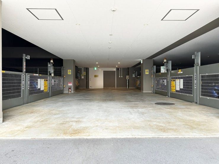 大切な愛車を雨風や日差しから守れる、屋根付きの機械式駐車場。
ゲートのあるしっかりとした設備で防犯面での安心感も高く、天候を気にせず快適に出し入れが可能です。
前面スペースにもゆとりがあります。