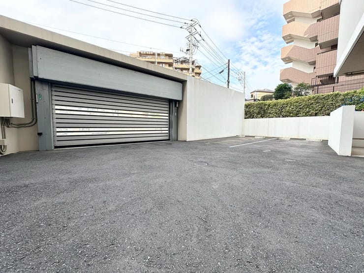 シャッターゲートが備わったセキュリティ性の高い駐車場。
前面の敷地内スペースが広々としており、車の転回や入出庫がスムーズに行えます。
屋外の平置きスペースもあり、使い勝手の良さが魅力です。