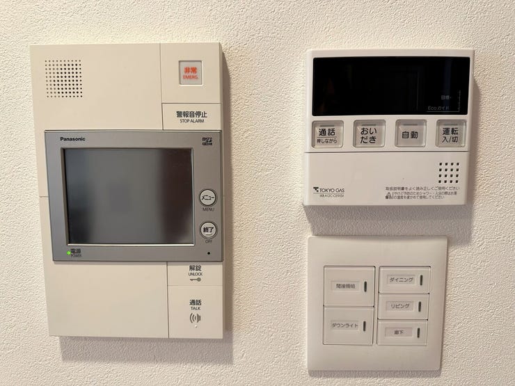 来客を映像で確認できるモニター付きインターホンと、
お湯はりや追い焚きがワンタッチの給湯リモコン。
各エリアの照明スイッチも一箇所にまとまっており、毎日の生活動線をスムーズにサポートしてくれます。