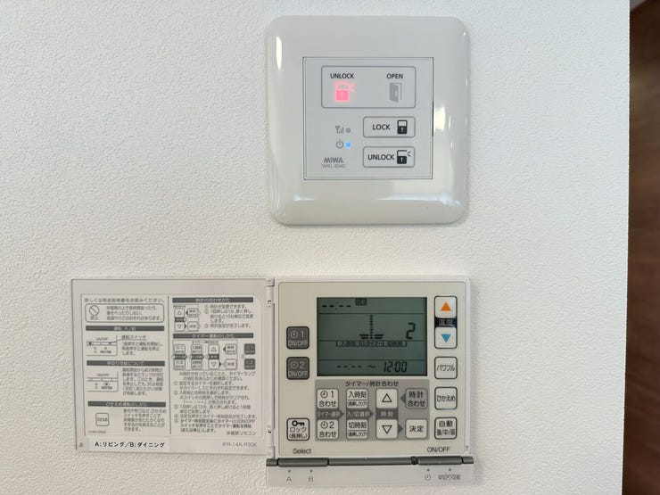 ワンタッチで施解錠ができる電気錠システムと、タイマー機能付きの床暖房リモコン。
寒い季節もエアコンの風を気にせず、足元からポカポカと空間を温めてくれる床暖房は、あると嬉しい人気の設備です。