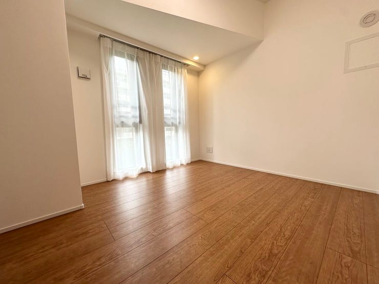 すっきりとしたシンプルな形状の約5.0帖のお部屋。
子ども部屋としてはもちろん、リモートワーク用の書斎などにも使い勝手の良い空間です。
明るい光がしっかり入り、日中も気持ちよく過ごせます。