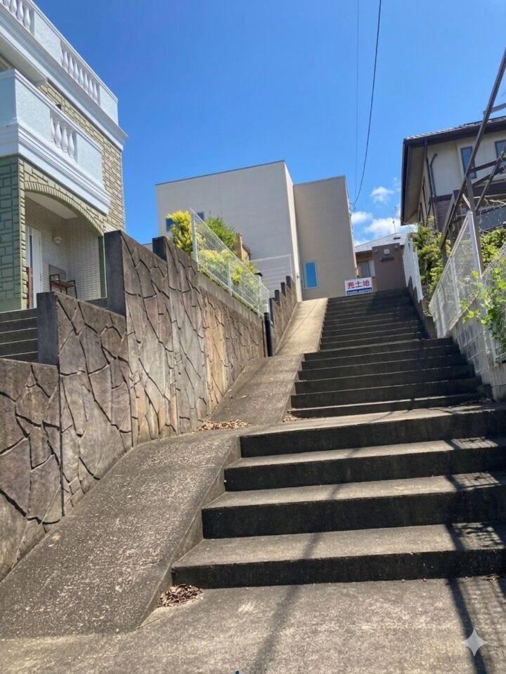 高台に佇むプライバシーが守られた造り。