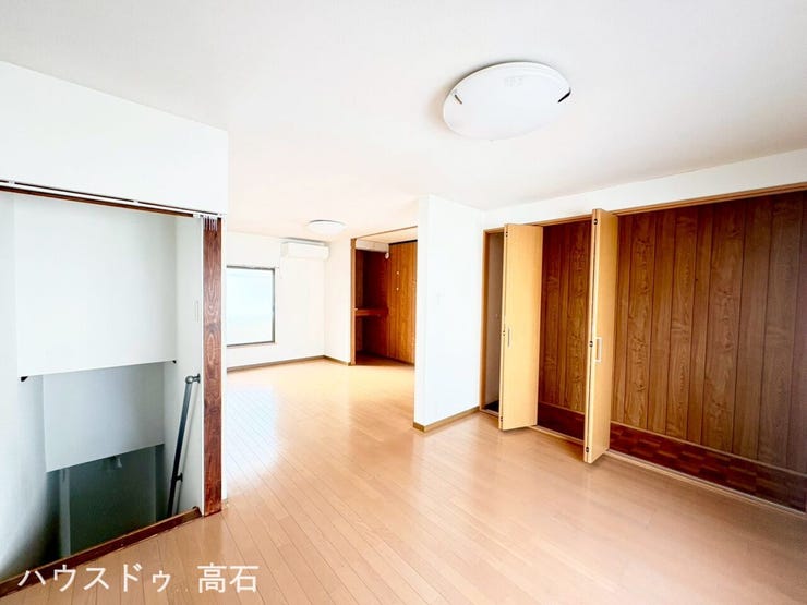 大容量クローゼット、壁一面に大きな収納扉を完備。