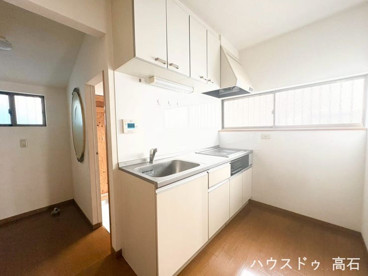 お手入れがラクチンなIHクッキングヒーター。
大きな窓があり手元が明るく調理しやすいです。
調理中の煙や匂いを素早く換気できます。