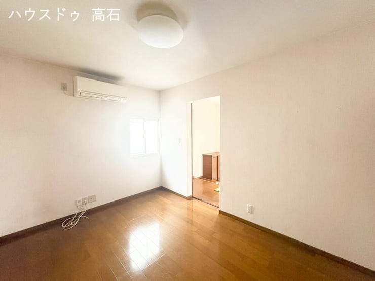 壁面が広く、余計な凹凸が少ないので、テレビボードやソファを配置しやすいです。