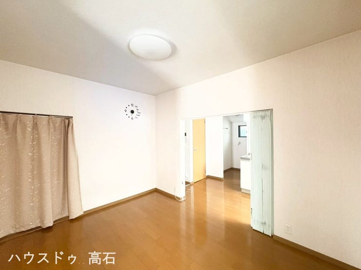 アコーディオンカーテンは、閉めて個室、開けて大空間として使えます。
エアコンの冷暖房効率を上げたい時にも便利です。