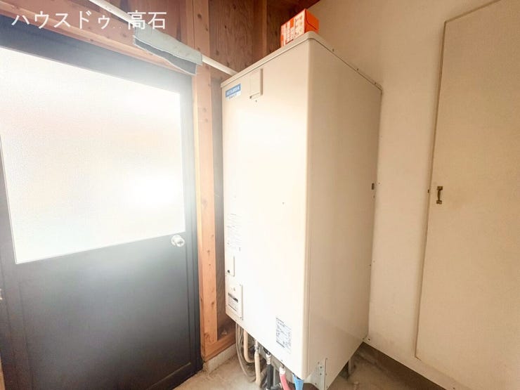 省エネ給湯器のエコキュートが設置されています。
土間があるので、土付きの野菜(ジャガイモや玉ねぎ)の保管に。
水や飲料のケースなど、重いストック品を床置きしても。